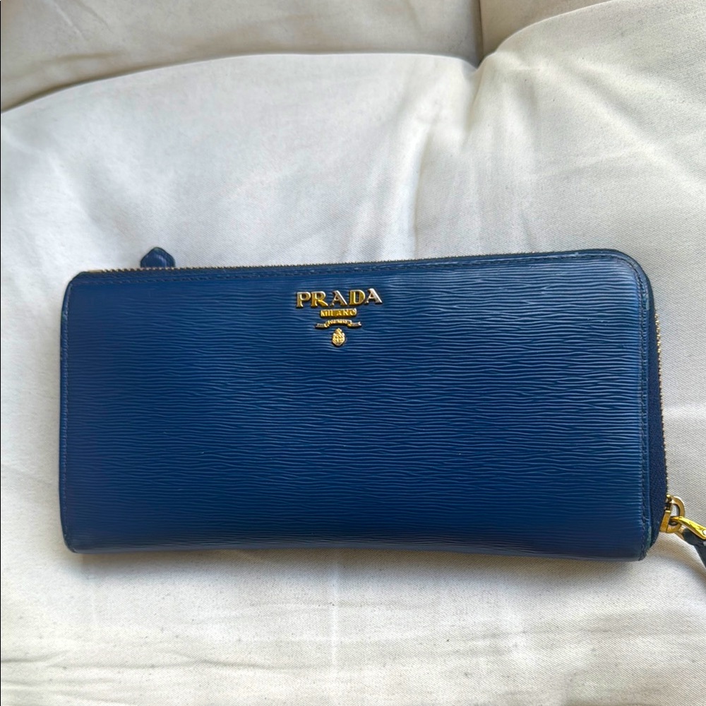 🌺 💙💙Amazing bright blue Prada zippy w Box,  card and COA💙💙